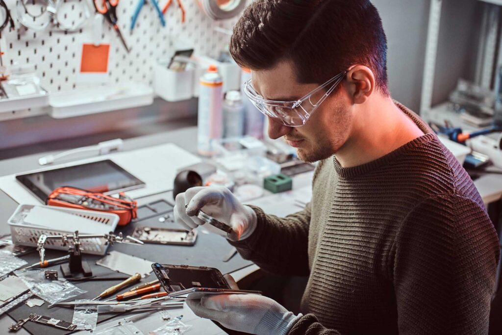 electronic-technician-repair-damaged-smartphone-in-4DTFZ8Q.jpg